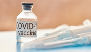 Κορωνοϊός: προσπάθειες επίσπευσης της παραγωγής εμβολίων